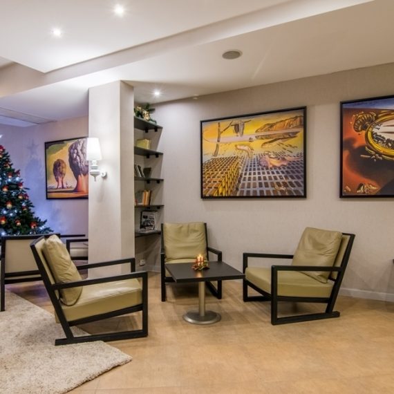 evergreen-hotel-bansko-lobby-bar-christmass-tree