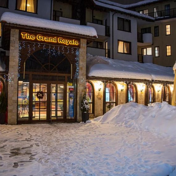 grand-royale-hotel-bansko-entrance