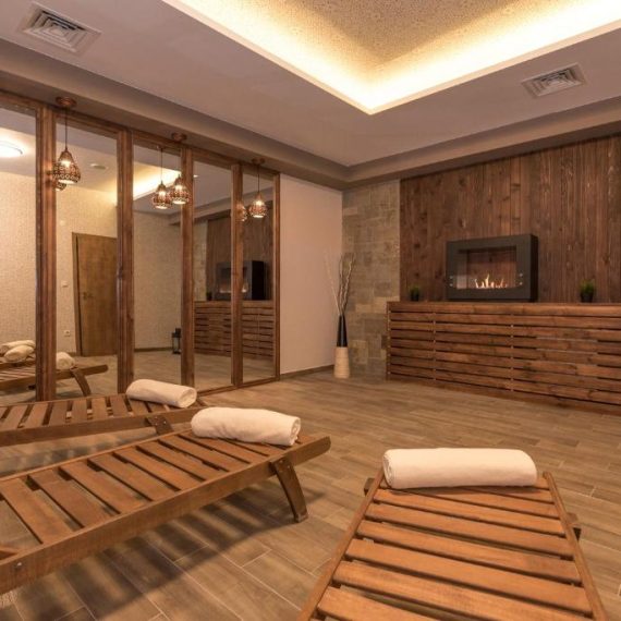 lion-bansko-hotel-loungebeds
